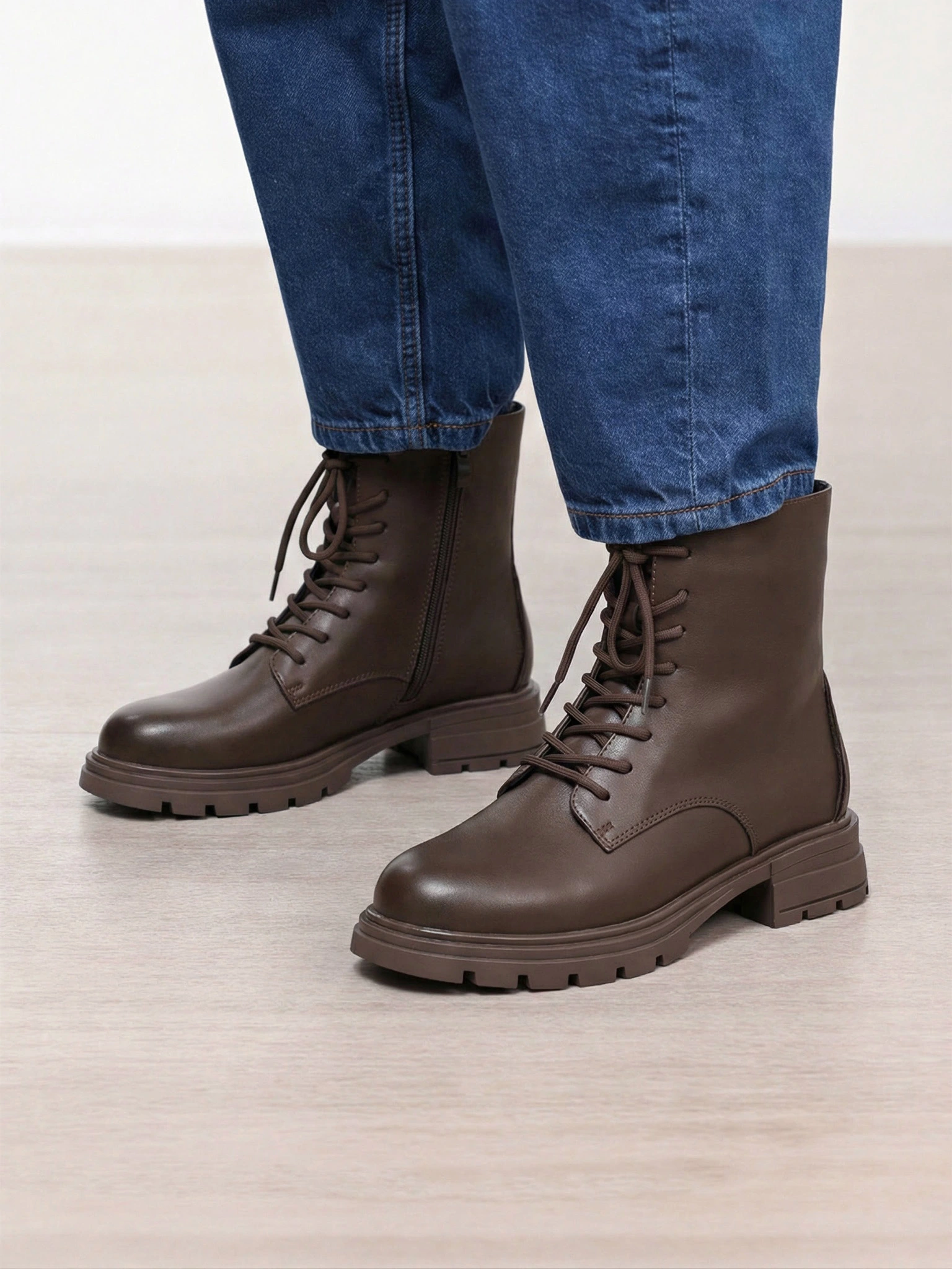 Ботинки коричневого цвета на рельефной подошве